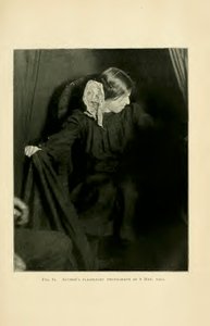 Eva Carrière ektoplazmát állít elő, Párizs, 1912. május 8., Albert von Schrenck-Notzing „A materializáció jelenségei: hozzájárulás a médiumisztikus teleplasztika vizsgálatához” című könyvéből. alkotó: Albert Freiherr von Schrenck-Notzing