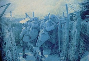 Egy francia lehallgatóállomás: katonák egy lövészárokban a nyugati fronton, Franciaország, 1916 (autokróm) alkotó: Albert Samama Chikli