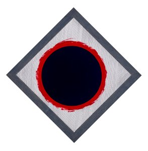 Circle Blue on Red Diamond, 2022 (zománc és toll a kártyán) alkotó: Alex Dunn