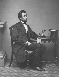 Abraham Lincoln, egészalakos portré, ülő, 1861