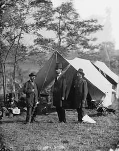 Abraham Lincoln Allan Pinkertonnal és John A. McClernand vezérőrnaggyal, 1862 alkotó: Alexander Gardner