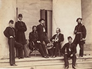 Gustavus A. DeRussy dandártábornok és a Staff on Steps of Arlington House, Arlington..., 1864. május. alkotó: Alexander Gardner