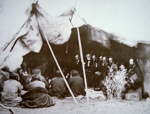 William T. Sherman tábornok (1820-91) elnököl a Fort Laramie-i szerződésben Red Cloud főnökkel, 1868. április (f/w fotó) alkotó: Alexander Gardner