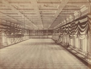 [Lincoln második beavató báljának báltermének belső képe], 1865. március. alkotó: Alexander Gardner