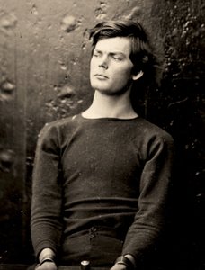Lewis Powell csuklóvasalóban a USS Saugus fedélzetén, 1865 alkotó: Alexander Gardner