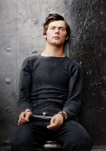 Lewis Powell csuklóvasalóban a USS Saugus fedélzetén, 1865