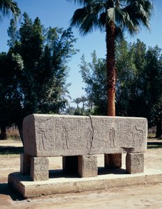 Egyiptom, Kairó, Ókori Memphis, Vésett szarkofág alkotó: Nicolas Toussaint Charlet