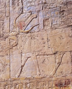 Festett dombormű Hathor istennőről tehén formájában alkotó: Nicolas Toussaint Charlet