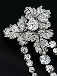 „Feuilles de Groseillier” bross, 1855 körül (gyémántok, ezüst és arany)