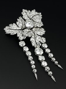 "Ribizlilevelek" bross, 1855 körül