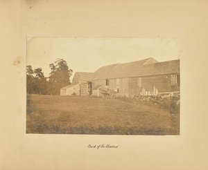 A pajták hátsó része alkotó: Alfred Booth