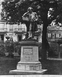 Hector Berlioz emlékműve, Square Vintimille, 1884 (kő és bronz)