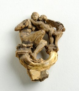 Maquette kulcs íjhoz, Ámor suttogásával egy ülő lánynak: három vázlat a központi csoport számára (gipsz) alkotó: Alfred Gilbert