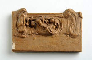 Makett ülőfigurás panelhez (festett vakolat) alkotó: Alfred Gilbert