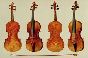 Hegedűk (LtoR): Antonio Stradivarius (kb. 1644-1737) „Alard” 1715-ben, és Giovanni Guarneri „del Gesu” († 1744) „József király” a „Hangszerek”-ből (színes litó)
