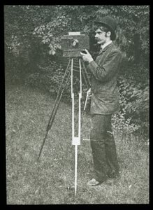 Önarckép fényképezőgéppel, állvánnyal és pisztollyal alkotó: Alfred Stieglitz