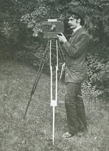 Önarckép fényképezőgéppel, állvánnyal és pisztollyal, 1886. alkotó: Alfred Stieglitz