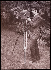 Önarckép fényképezőgéppel, állvánnyal és pisztollyal alkotó: Alfred Stieglitz