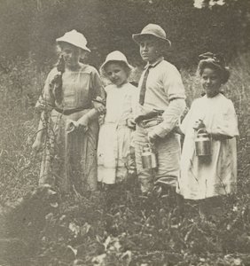 Untitled (Flora, Elizabeth, Howard és Kitty Lake George-mezőn) alkotó: Alfred Stieglitz