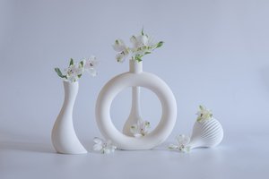 Elegáns, fehér, virágmintás vázák alkotó: Alice Sheng