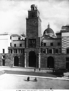 Piazza della Vittoria a Mussolini-toronnyal, Brescia (f/w fotó)