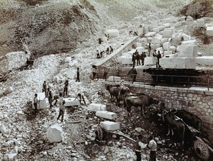 Pályaudvar, márványtömböket vasúti kocsikra rakodó munkásokkal, látható három pár ökör szállítókocsikkal (f/w fotó) alkotó: Fratelli Alinari