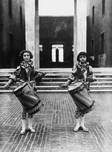 Villa Rosa Maltoni Mussolini: két fiatal lány laposfiúnak öltözve (f/w fotó) alkotó: Fratelli Alinari