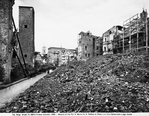 II. világháború: Santo Stefano al Ponte és a firenzei Baldovinetti és Amidei tornyok közötti Via Por Santa Maria romjainak látképe a bombázás után. Ez a fénykép korábban a Brogi-gyűjtemény része volt, de jelenleg az Alinari C