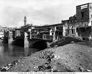 világháború: a Ponte Vecchio, a Borgo S. Jacopo romjaiból nézve Firenzében a bombázás után. Ez a fénykép korábban a Brogi gyűjtemény része volt, de most az Alinari gyűjteményhez tartozik (f/w fotó)