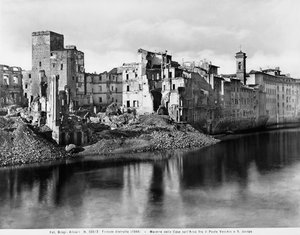 világháború: a házak az Arno folyó mentén, a Ponte Vecchio és a firenzei San Jacopo között, a bombázás után. Ez a fénykép korábban a Brogi gyűjtemény része volt, de most az Alinari gyűjteményhez tartozik (f/w fotó)