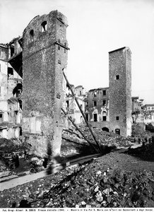 világháború: a Via Por Santa Maria romjai a Baldovinetti és az Amidei tornyokkal együtt Firenzében, a bombázás után. Ez a fénykép korábban a Brogi gyűjtemény része volt, de most az Alinari gyűjteményhez tartozik (f/w fotó) alkotó: Fratelli Alinari