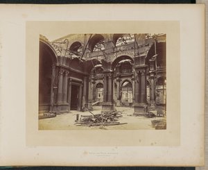 A leégett Hôtel de Ville. A Szalonok bejárata. alkotó: Alphonse J. Liébert