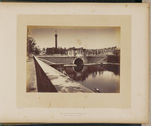 A Bastille postai laktanyája. Alagút és Júliusi oszlop. alkotó: Alphonse J. Liébert