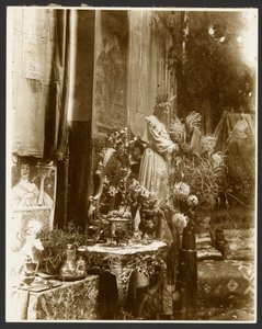 [Mucha műtermének sarka szobrokkal, grafikákkal és virágokkal, Rue du Val-de-Grâce, Párizs] alkotó: Alphonse Maria Mucha