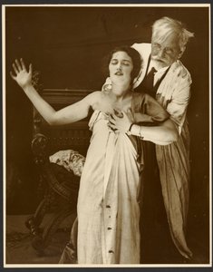 [Alphonse Mucha jelmezben és lánya, Jaroslava mint modell a plakáthoz, "De Forest Phonofilm" az első "hangosfilm", amelyet a Bio Adria moziban (Prága) vetítettek, Zbiroh, Csehország]