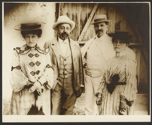 [Alphonse Mucha Ana és Andela nővérekkel és Andela férjével, Jan Remundával, Rosice, Brno közelében, Morvaország] alkotó: Alphonse Maria Mucha