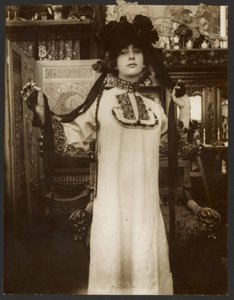 [Női modell hosszú fehér köntösben és szalagokkal díszített kalapban, Párizs] alkotó: Alphonse Maria Mucha