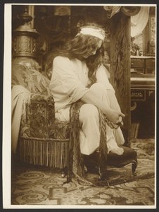 [Modell Emil Gebhart "Cloches de Noël et de Pâques" című művének illusztrációjához, Párizs]. alkotó: Alphonse Maria Mucha
