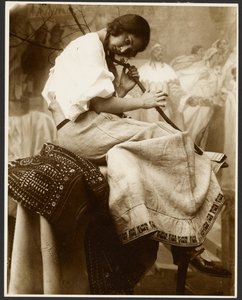 [Ülő női modell faágat tartva] alkotó: Alphonse Maria Mucha