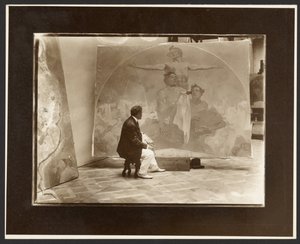 [Alphonse Mucha önarcképe munka közben a "Lunette, az erőn keresztül a szabadsághoz, a szereteten keresztül az egységhez!" című alkotáson a prágai Polgármesteri Hivatal Városháza számára]