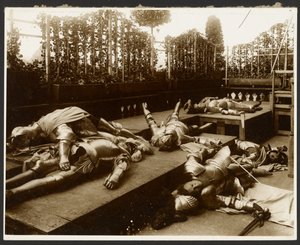 [Hat férfi modell, mint ősi harcosok páncélba öltözött, halottnak tettetett harcosok] alkotó: Alphonse Maria Mucha