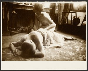 [Két félmeztelen férfi a stúdió padlóján] alkotó: Alphonse Maria Mucha