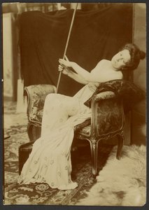 [Nő modellkedik egy padon] alkotó: Alphonse Maria Mucha