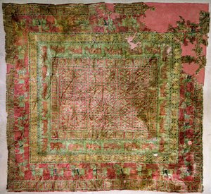 Lovakat, lovasokat, dámszarvast és griffeket ábrázoló halom szőnyeg a Pazyryk temetkezési halmokból, Kr.e. 5-4. századból (textil) (részletesen lásd: 165705)
