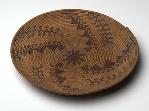 Makkoliszt rostáló tálca, 1860-1909 körül (juhar, vörösbimbó kéreg és fűz) alkotó: Amanda Wilson
