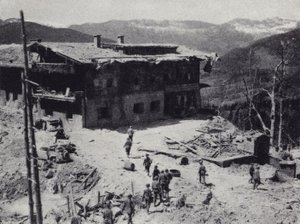 Amerikai és francia csapatok Adolf Hitler náci vezető visszavonulásának romjait vizsgálják a Bajor-Alpokban fekvő Berchtesgadennél, II. világháború, 1945. május (f/w fotó)