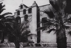 Kalifornia: A Bells of Mission San Gabriel, 1771-ben alapították, a mákkal borított lábánál, Pasadena közelében (f/w fotó) alkotó: American Photographer (after)