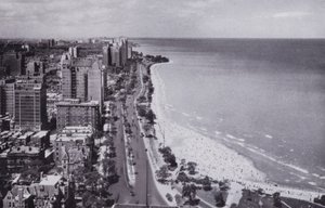 Chicago: Sheridan Road és Oak Street Beach, északra nézve a Drake Hotelből (f/w fotó) alkotó: American Photographer (after)