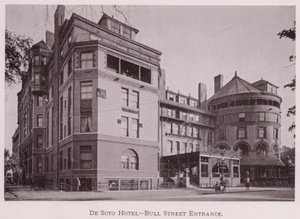 De Soto Hotel, Bull Street bejárata (f/w fotó) alkotó: American Photographer (after)