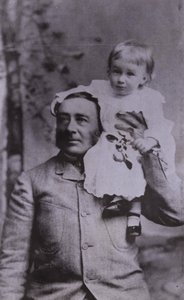 Franklin D Roosevelt amerikai politikus és az Egyesült Államok 32. elnöke, apjával kisgyermekként